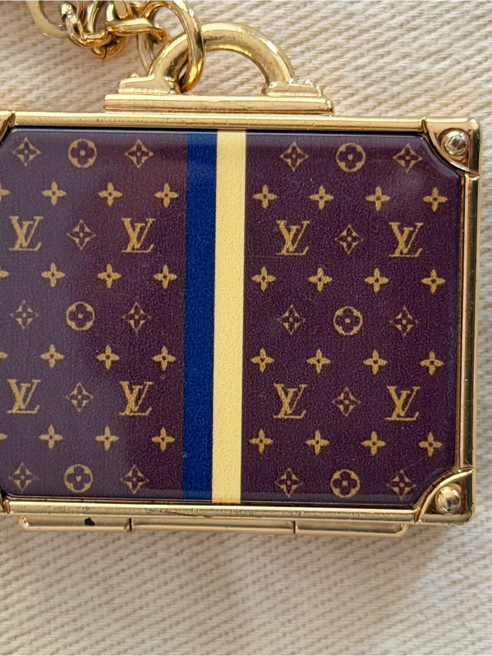 ⭐️RARE!!!!⭐️ Louis Vuitton Alzer trunk keychain with mirror!!!! - Picture 7 of 7